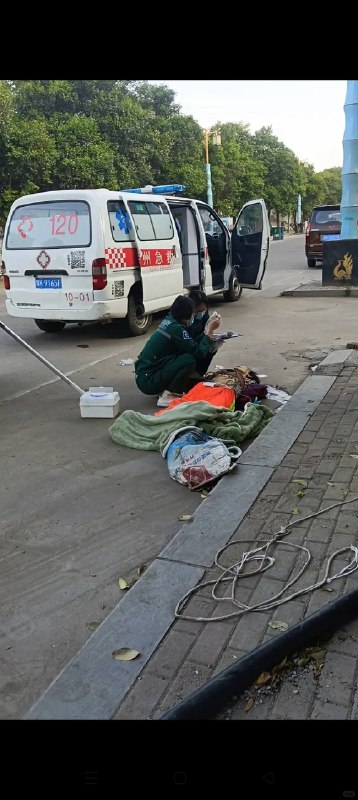 这位老人是我的母亲，在河南神垕镇森源环卫公司干环卫工，四月三十日在工作期间不辛被车撞倒离世，她所在工作的神垕森源环卫公司对这事不管不问感谢 Group  投稿！这位老人是我的母亲，在河南神垕镇森源环卫公司干环卫工，四月三十日在工作期间不辛被车撞倒离世，她所在工作的神垕森源环卫公司对这事不管不问感谢 Group  投稿！