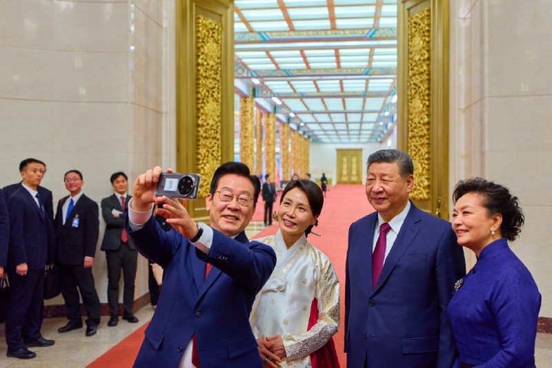 李在明：照片质量没问题吧？😁在庆州收到了礼物，用小米手机和 #习近平 主席夫妇拍了一张自拍照