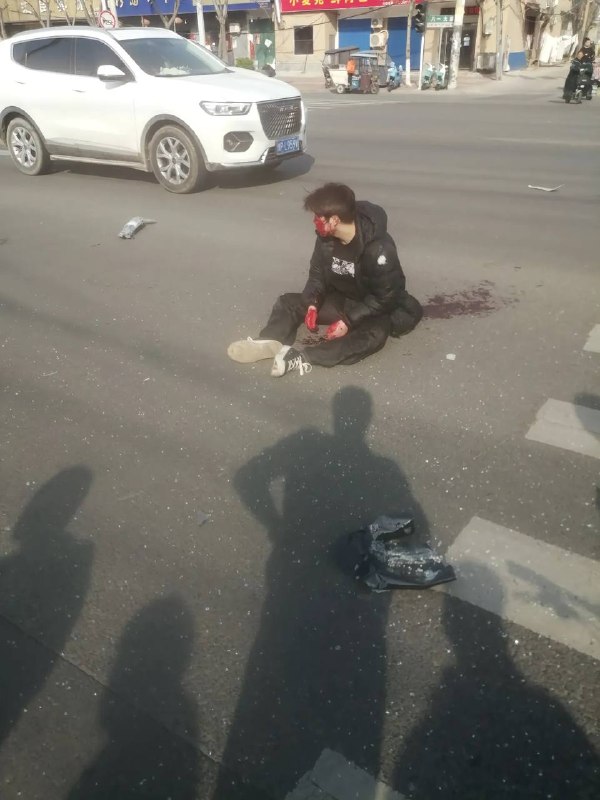 3月22日，河南李多楼路口车祸，一死一伤！感谢 Group  投稿！3月22日，河南李多楼路口车祸，一死一伤！感谢 Group  投稿！