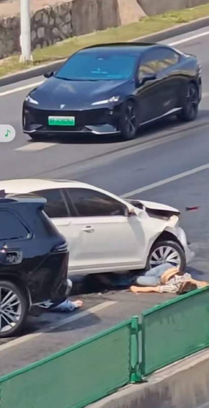 6月17，邢台百泉大道新华路段...无法想像，车是怎么开成这样感谢家人们投稿！6月17，邢台百泉大道新华路段...无法想像，车是怎么开成这样感谢家人们投稿！
