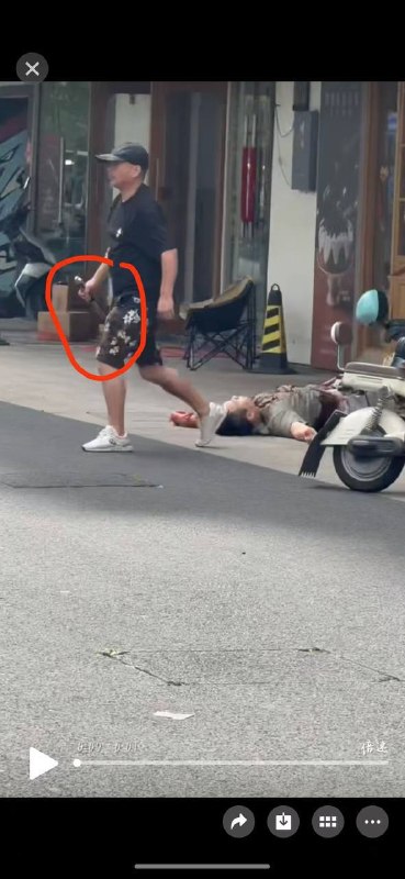 #杭州杭电大学 下沙校区宿舍东门 当街砍人 蹲下就是扎脖子 #杀人感谢家人们投稿！#杭州杭电大学 下沙校区宿舍东门 当街砍人 蹲下就是扎脖子 #杀人感谢家人们投稿！