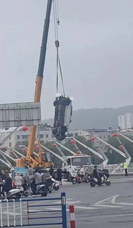 8月23日，河南信阳，一玛莎拉蒂凌晨撞毁护栏后坠河