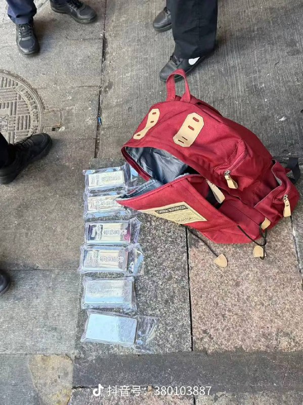 广东 深圳 水贝 从业人员提示：市场出现 假银条 大家注意擦亮眼睛，谨防上当 #造假 #银子 #银条感谢家人们投稿！广东 深圳 水贝 从业人员提示：市场出现 假银条 大家注意擦亮眼睛，谨防上当 #造假 #银子 #银条感谢家人们投稿！