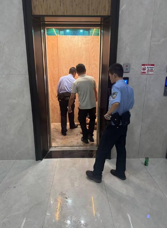 群友喝到断片，结果在电梯里没忍住…到处都是💩感谢家人们投稿！群友喝到断片，结果在电梯里没忍住…到处都是💩感谢家人们投稿！