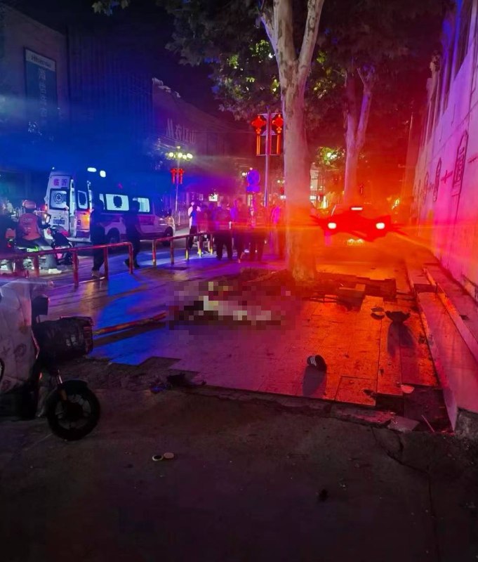 7月21日，山东临沭县华城附近，一辆小汽车突然冲上路边人行道，撞击多名行人