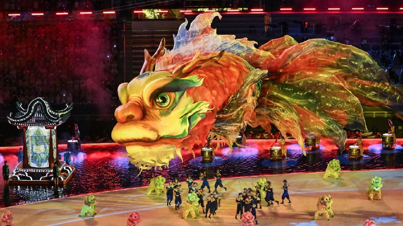 中国全国运动会开幕式的盛况丝毫不逊于奥运会，亮点包括从海底取出火炬、“飞翔”的海豚和敲钟的人形机器人#外国网民感叹太美了，太壮观了，不愧是世界之巅