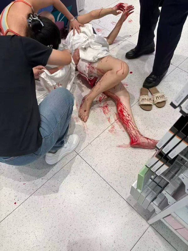 广西玉林十字街砍人事件随机捅人的这个男的跟女的不认识的 #玉林十字街砍人 #名创优品 #吃瓜 #网络热瓜 #抖音热瓜 #玉林五灯坡 #补充感谢家人们投稿！广西玉林十字街砍人事件随机捅人的这个男的跟女的不认识的 #玉林十字街砍人 #名创优品 #吃瓜 #网络热瓜 #抖音热瓜 #玉林五灯坡 #补充感谢家人们投稿！