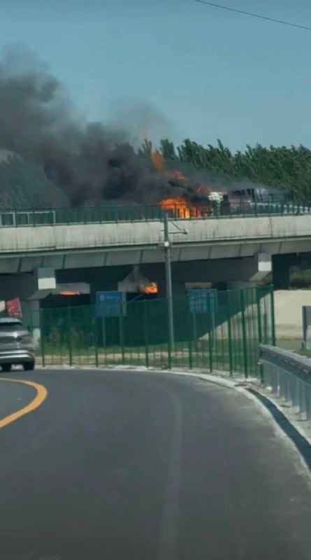 30日，山东滨州，博兴网友爆料：博昌桥附近，疑似货车着火，感谢家人们投稿！30日，山东滨州，博兴网友爆料：博昌桥附近，疑似货车着火，感谢家人们投稿！