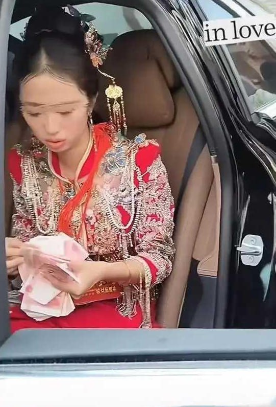 互联网新梗：“安卓新娘”和“苹果新娘”抖音这两天被一位来自摩洛哥的新娘刷屏了，网友把她称作“苹果新娘”，表示太久没见过新娘拥有这样纯粹笑容的婚礼了，在新娘眼中充满了对新郎诚挚的爱与信任，她一定嫁给了爱情，而不是房子车子和彩礼