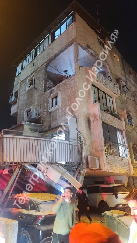 ‼️🇮🇷🇮🇱 伊朗对以色列发动袭击，造成人员伤亡和建筑物损毁▪️出现了分导式弹头导弹袭击目标的画面
