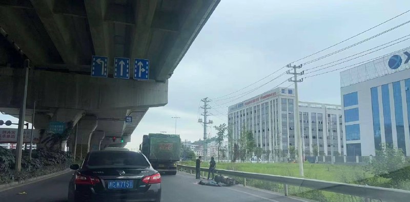 6月6日，浙江北白象赖在工业区，一女子骑电动车被渣土车爆头了感谢 Group  投稿！6月6日，浙江北白象赖在工业区，一女子骑电动车被渣土车爆头了感谢 Group  投稿！