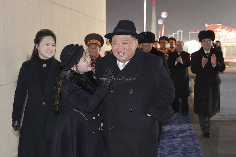 #金正恩 为 女儿 打造接班人形象 #图片感谢来自某频道的投稿！#金正恩 为 女儿 打造接班人形象 #图片感谢来自某频道的投稿！