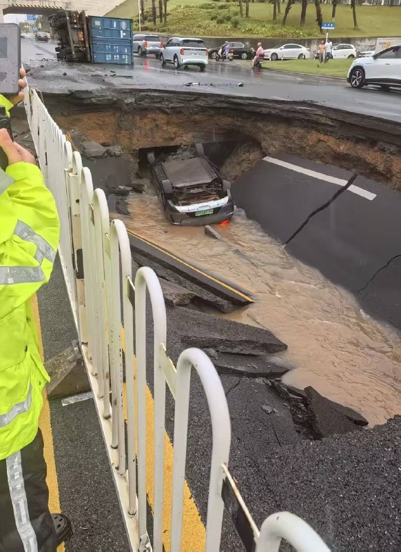 海口丘海大道，路面突发塌陷，货车侧翩，新能源掉入坑里感谢家人们投稿！海口丘海大道，路面突发塌陷，货车侧翩，新能源掉入坑里感谢家人们投稿！
