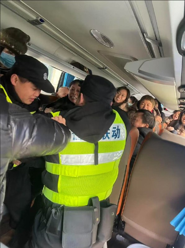 期间，海银暴雷受害者不甘受辱，拒绝被强制送往接待所（黑监狱），进行了激烈反抗#海银 #暴雷 #维权感谢家人们投稿！期间，海银暴雷受害者不甘受辱，拒绝被强制送往接待所（黑监狱），进行了激烈反抗#海银 #暴雷 #维权感谢家人们投稿！