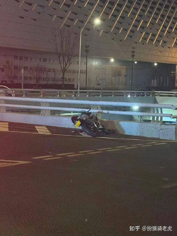 #女骑士 陨落 #车祸 #美女 可惜了 家人们 ！感谢家人们投稿！#女骑士 陨落 #车祸 #美女 可惜了 家人们 ！感谢家人们投稿！