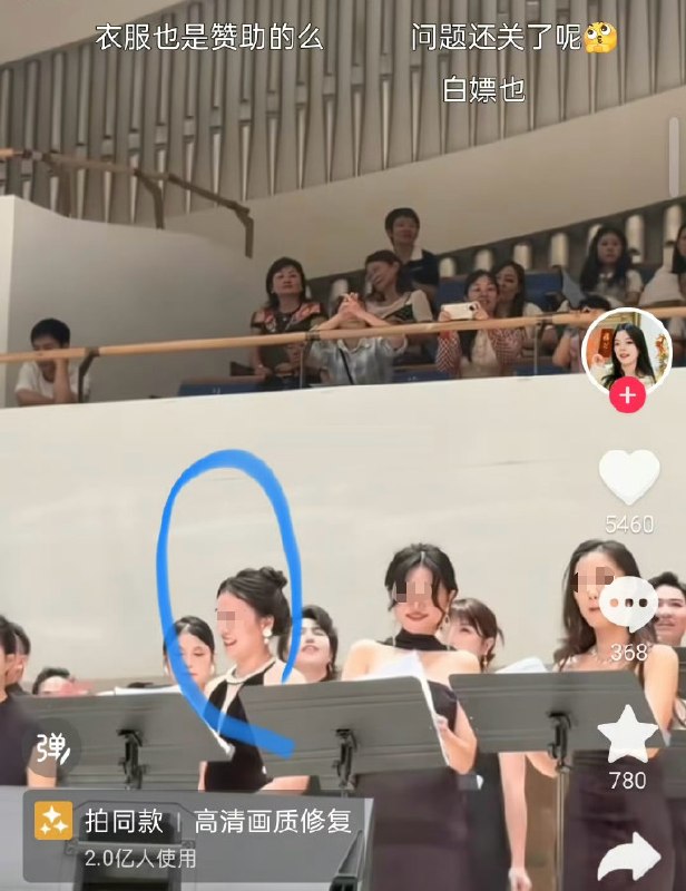 抖音一礼物商家爆料，合唱团女孩演出需要一件流苏礼服，先是找卖家谈合作想白嫖两件礼服当赞助，被卖家拒绝后直接“明抢”，故意找茬说衣服有破损，直接申请退货退款，淘宝直接同意退货申请