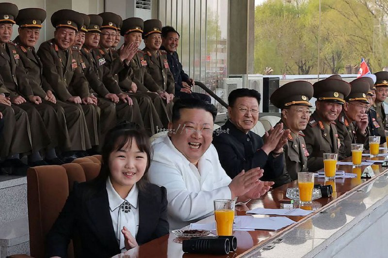 #金正恩 为 女儿 打造接班人形象 #图片感谢来自某频道的投稿！#金正恩 为 女儿 打造接班人形象 #图片感谢来自某频道的投稿！