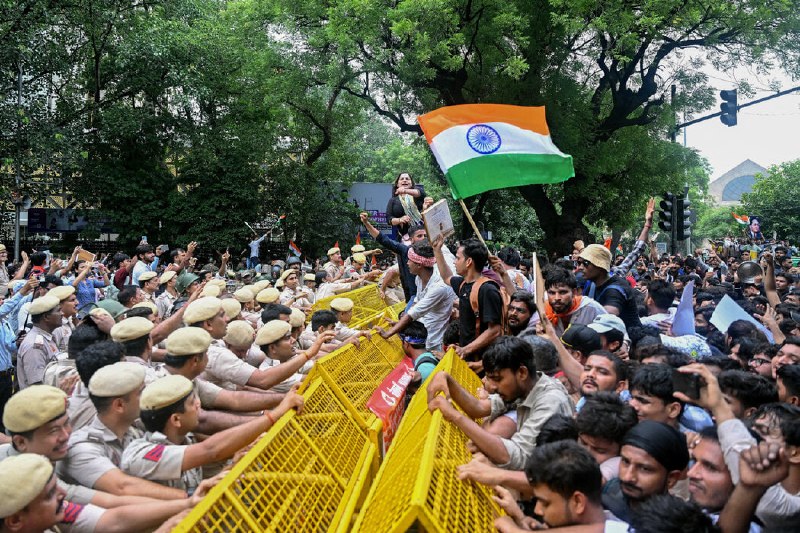 🇮🇳🎓 考试泄题引爆青年怒火，印度数千人抗议莫迪政府⠀印度各地数千名年轻人近日聚集在新德里，抗议医学院入学考试因疑似泄题被取消，并要求政府为长期存在的考试腐败、教育困境和青年失业承担责任