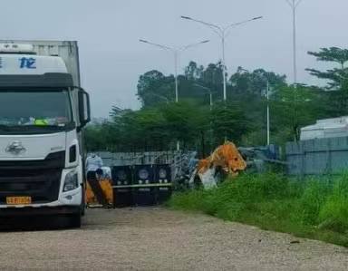 关爱生命！安全行驶！...网友爆料:5月21日，在玉林白马岭公园附近的火车天桥路段，发生了一起极其严重的交通事故，一小车与洒水车追尾，小车损毁严重，伤亡情况不明