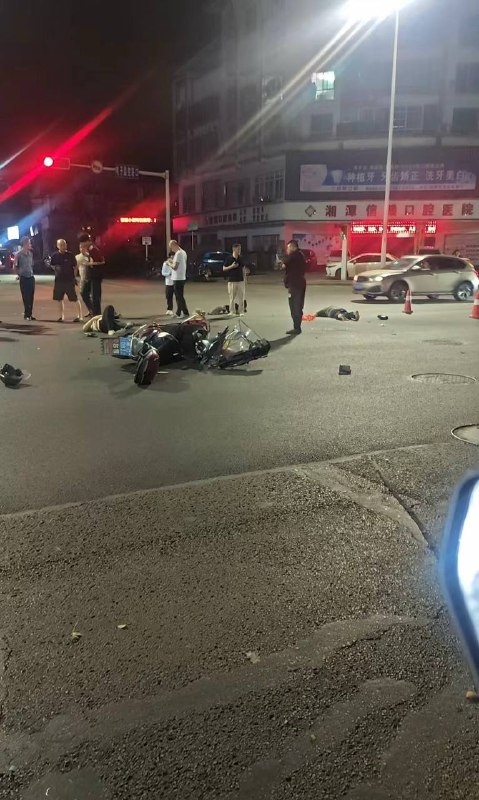 5月27日，湖南湘潭南盘岭十字路口车祸，一死一伤感谢 Group  投稿！5月27日，湖南湘潭南盘岭十字路口车祸，一死一伤感谢 Group  投稿！