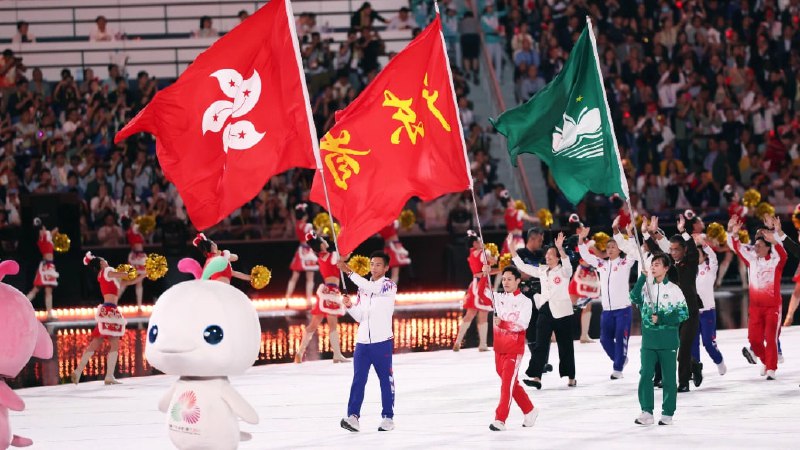 中国全国运动会开幕式的盛况丝毫不逊于奥运会，亮点包括从海底取出火炬、“飞翔”的海豚和敲钟的人形机器人#外国网民感叹太美了，太壮观了，不愧是世界之巅