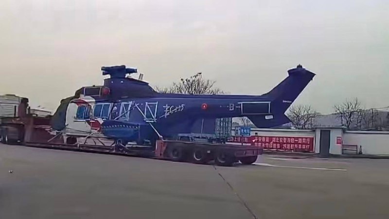 这下麻烦大了，这可怎么赔啊？！湖北，疑似货车撞了直升飞机