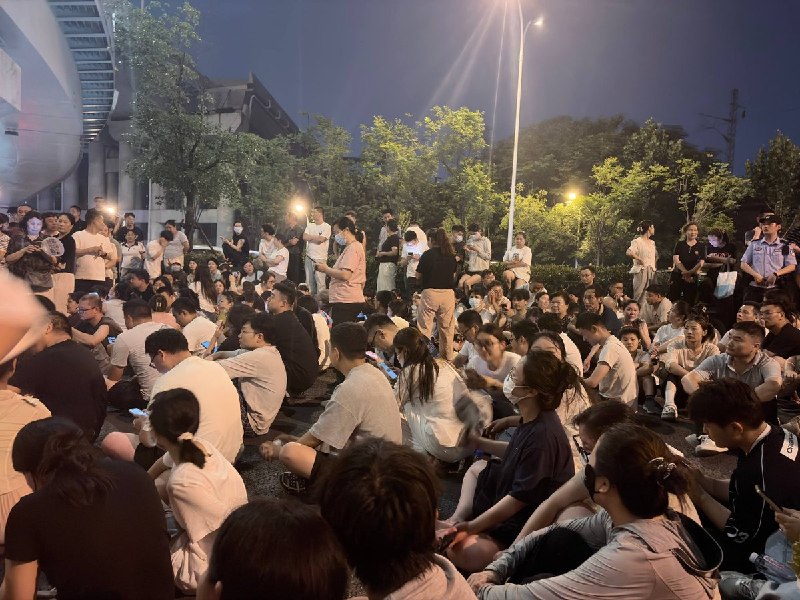 1.【合肥爆发反垃圾站堵路抗议】大量警方人员列队进入现场，人群里有人喊出：“欢迎欢迎，热烈欢迎