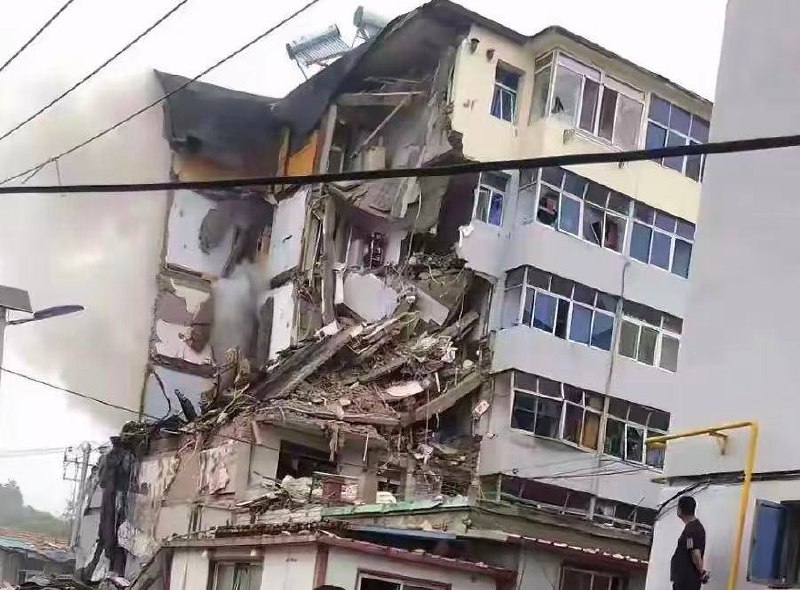 辽宁葫芦岛，一居民楼发生疑似液化气泄漏闪爆，3人失联、8人轻微伤