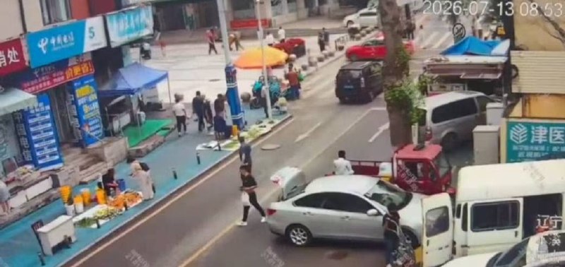 补:7月13，上午9点，辽宁本溪-东明二路早市...据说是错把刹车当油门了，希望人都没大事合十感谢家人们投稿！补:7月13，上午9点，辽宁本溪-东明二路早市...据说是错把刹车当油门了，希望人都没大事合十感谢家人们投稿！