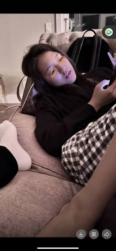 网传曹雨婷（昵称kk3岁）被指“睡了别人男朋友还薅钱”，原女友不满引发冲突，视频中“薅头发”画面疑似冲突现场；同时有网友催债2.58万元，指责其欠债不还、套现
