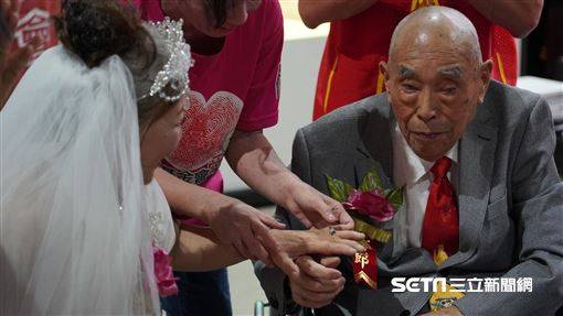 多圖／昔為反攻大陸不娶妻…102歲爺圓夢辦婚禮　當眾告白妻：我愛你