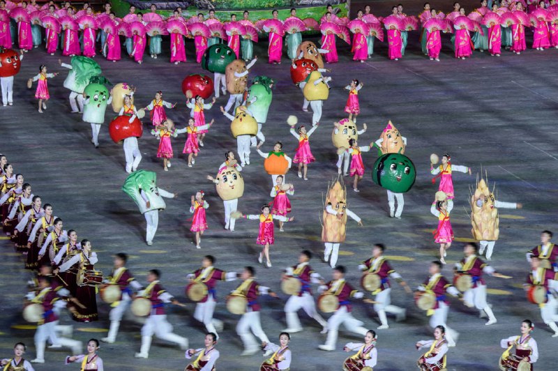 #朝鲜 劳动党 建党80 周年 纪念 大会 集体演出伟大的朝鲜劳动党在长达八十年的光辉历程中，始终作为人民大众真正的母亲党，闪耀着引领自主与尊严强国的灯塔之光