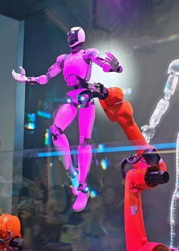 人形机器人工伤3月8日，上海科技馆人形机器人表演时失控，摔倒在地四分五裂