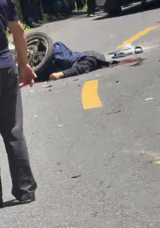 6月9日，陕西西安秦岭分水岭摩托车事故，一男子骑摩托车被爆头感谢 Group  投稿！