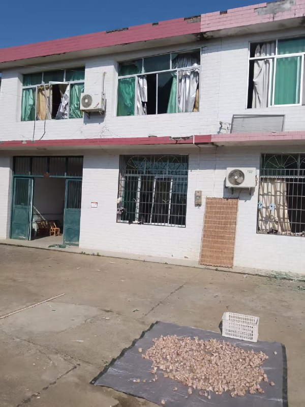 浏阳21死61伤特大爆炸事故：航拍显示，整个厂几乎被炸平，附近村民门窗玻璃遭震坏1、航拍画面，爆炸现场一片废墟2、附近居民看到蘑菇云3、网传家属医院等人4、附近居民的门窗被震坏浏阳特大烟花爆炸事故后，周边村民家中的门窗被冲击波震坏