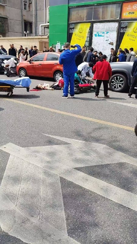 四川德阳旌阳区，2026年3月22日，一小车开门杀，撞到一家三口，父亲脚被车压住，女儿头被压出血当场死亡悲剧感谢家人们投稿！四川德阳旌阳区，2026年3月22日，一小车开门杀，撞到一家三口，父亲脚被车压住，女儿头被压出血当场死亡悲剧感谢家人们投稿！