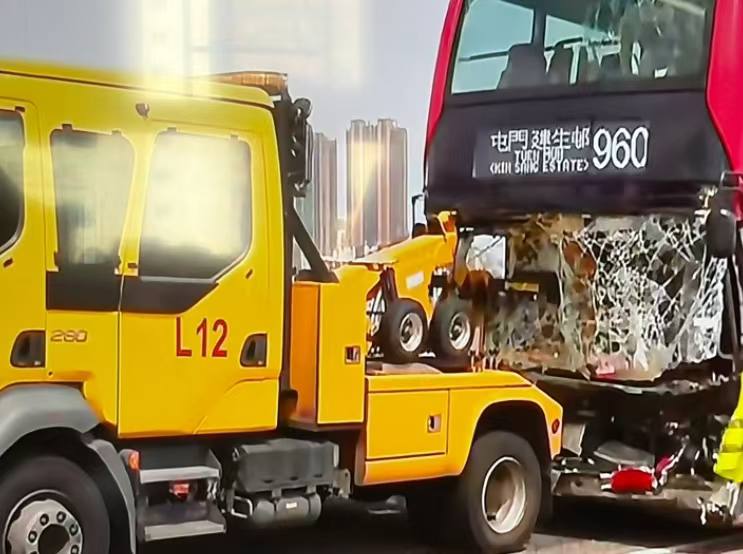 香港🇭🇰青葵公路...25日下午接近2时，青葵公路近玛嘉烈医院，一辆巴士与公程车相撞，据报有23人受伤，巴士司机被困