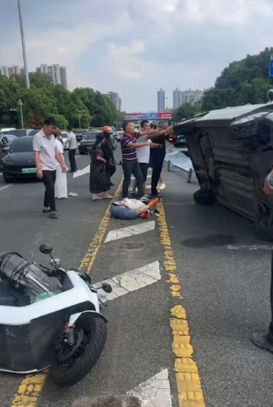 卧槽！直接折叠了🤯🤯 #吃瓜 #热点 #严重车祸感谢家人们投稿！卧槽！直接折叠了🤯🤯 #吃瓜 #热点 #严重车祸感谢家人们投稿！