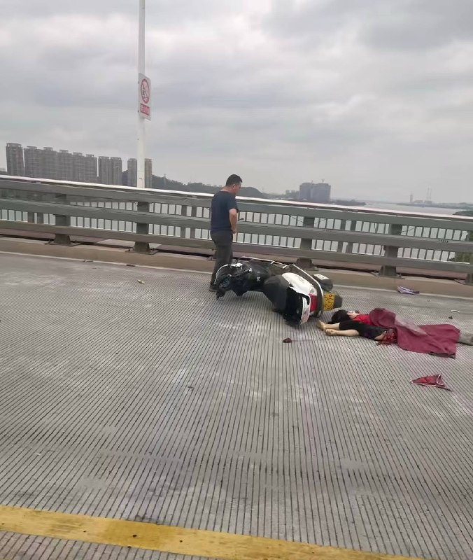 4月6日，广东江门潮连大桥一水泥搅拌车撞摩托车，人都被压断了，肠子都压出来了，太吓人了😱感谢 Group  投稿！4月6日，广东江门潮连大桥一水泥搅拌车撞摩托车，人都被压断了，肠子都压出来了，太吓人了😱感谢 Group  投稿！