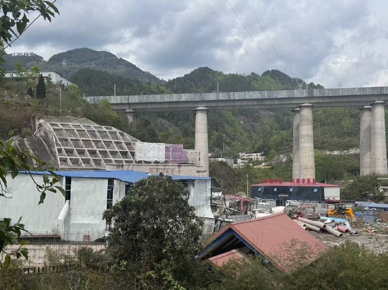 重庆 一 隧道 发生 #爆炸 致4人死亡感谢家人们投稿！重庆 一 隧道 发生 #爆炸 致4人死亡感谢家人们投稿！