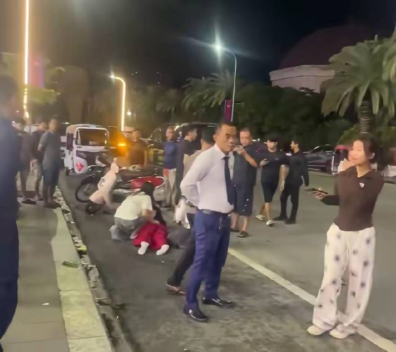西港凌晨惨剧！中国女子被撞飞5米，不幸身亡柬单网报道，8月6日凌晨4时45分左右，西港第3分区发生一起交通事故，一名中国籍女子被车辆撞伤后，因伤势过重，经抢救无效不幸身亡