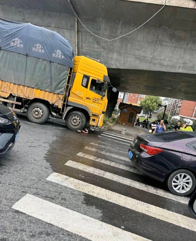 6月30日，浙江义乌车祸，两个小女孩被撞，一死一伤感谢 Group  投稿！6月30日，浙江义乌车祸，两个小女孩被撞，一死一伤感谢 Group  投稿！