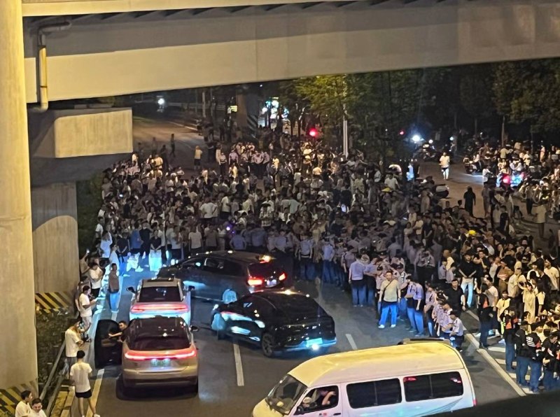 1.【合肥爆发反垃圾站堵路抗议】大量警方人员列队进入现场，人群里有人喊出：“欢迎欢迎，热烈欢迎