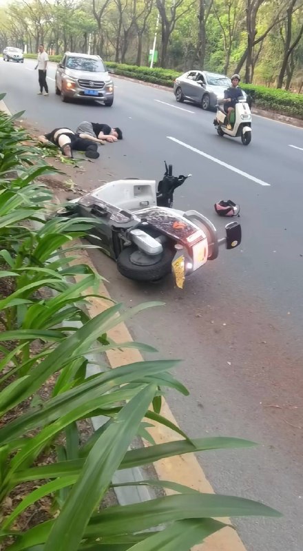 5月1日，海南俩男子喝醉酒骑电动车被撞身亡感谢 Group  投稿！5月1日，海南俩男子喝醉酒骑电动车被撞身亡感谢 Group  投稿！