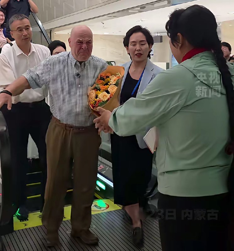 一个美国老头坐了30多个小时的飞机，专门飞到内蒙古见一个种树的农村女人