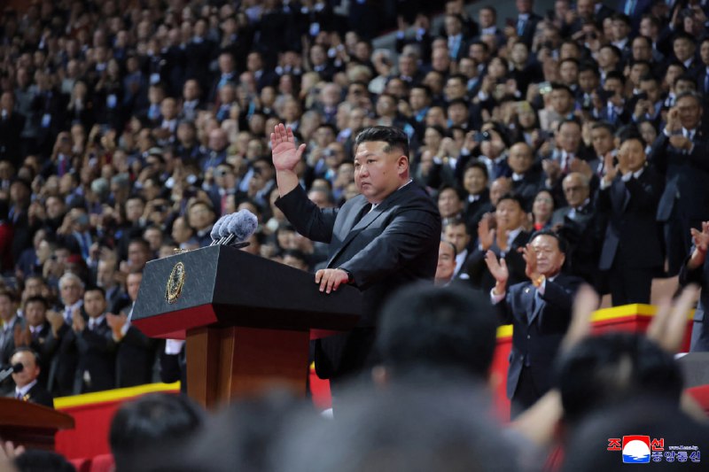 #朝鲜 劳动党 建党80 周年 纪念 大会 集体演出伟大的朝鲜劳动党在长达八十年的光辉历程中，始终作为人民大众真正的母亲党，闪耀着引领自主与尊严强国的灯塔之光