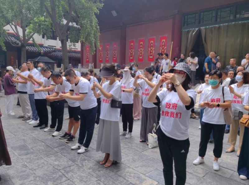 典中典，#郑州 一烂尾楼盘业主因维权无望，前往寺院祈福