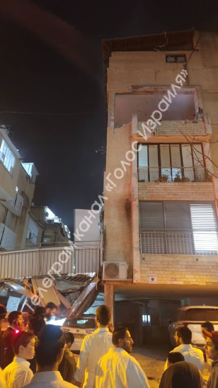 ‼️🇮🇷🇮🇱 伊朗对以色列发动袭击，造成人员伤亡和建筑物损毁▪️出现了分导式弹头导弹袭击目标的画面