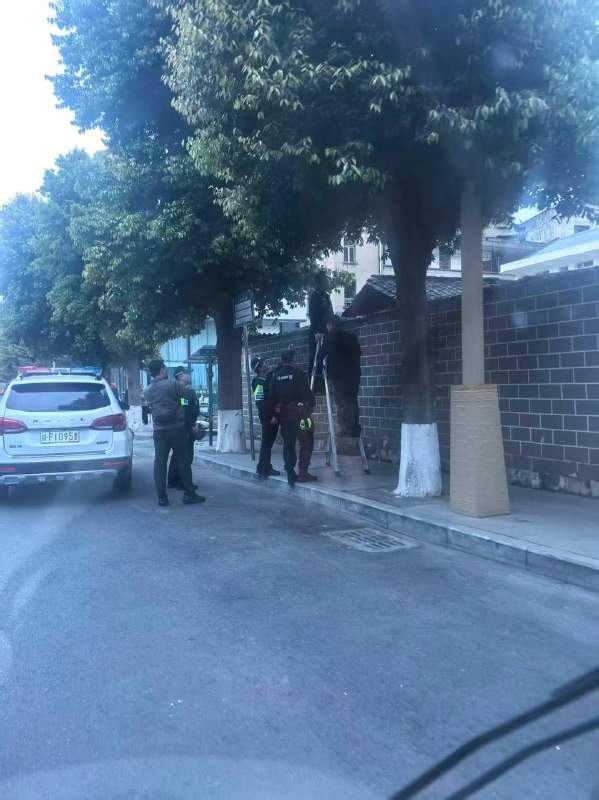 有没有人晓得，现在广汉发生啥事了，河边上警察封路了，枪都拿出来了感谢家人们投稿！有没有人晓得，现在广汉发生啥事了，河边上警察封路了，枪都拿出来了感谢家人们投稿！