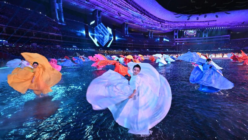 中国全国运动会开幕式的盛况丝毫不逊于奥运会，亮点包括从海底取出火炬、“飞翔”的海豚和敲钟的人形机器人#外国网民感叹太美了，太壮观了，不愧是世界之巅